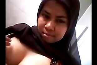 'Awek Tudunghitam tudung shows her fat pussy'