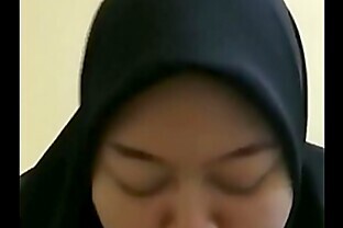 Disepong jilbab hitam